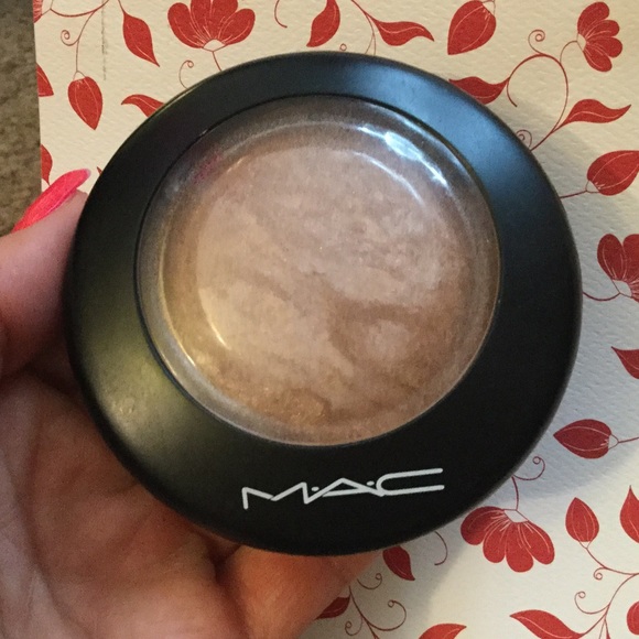 MAC Mineralize Skinfinish Global Glow NWOB - Picture 4 of 6
