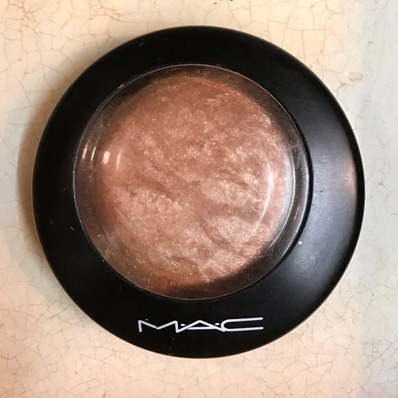 MAC Mineralize Skinfinish Global Glow NWOB - Picture 2 of 6