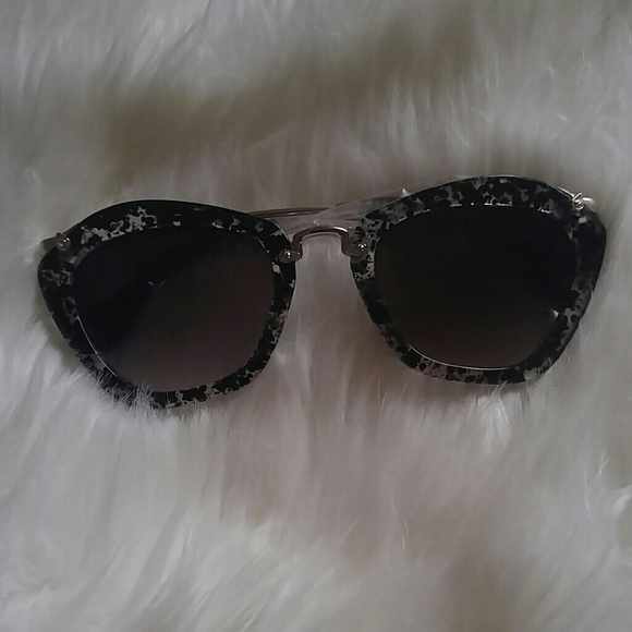 Speckled Feline shaped Sunglasses - Picture 2 of 3