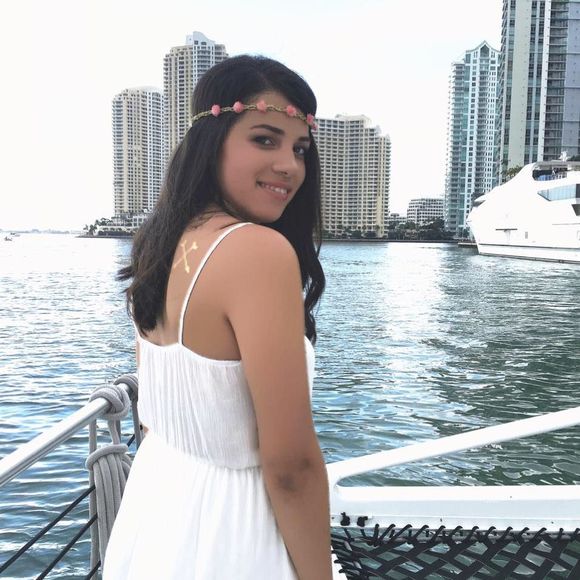 Meet your Posher, Adriana - Picture 1 of 1