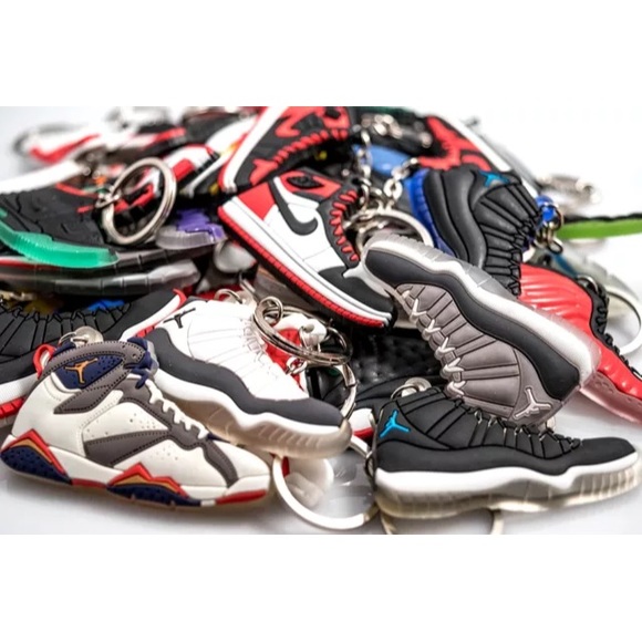 10 Random Shoe Keychains - Picture 4 of 4