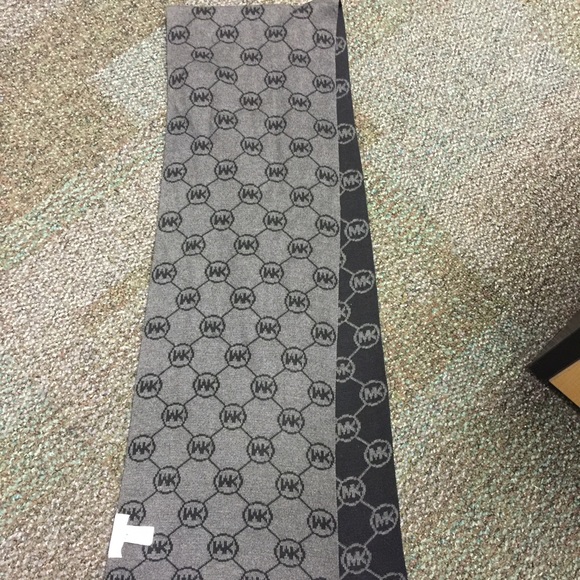 Michael kors scarf (real)