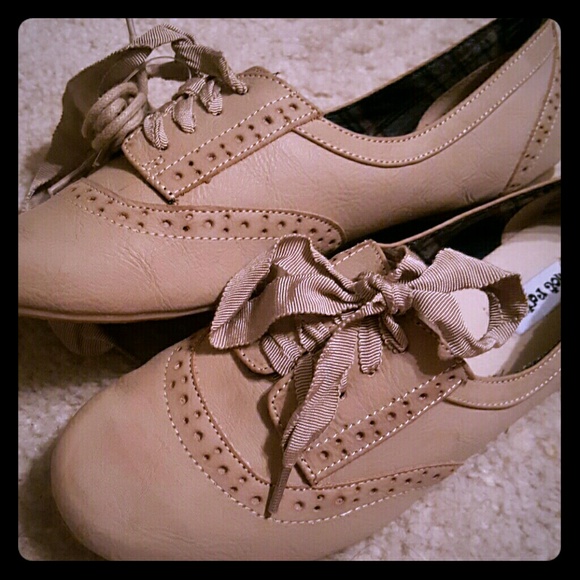 NWOT not rated beige oxford shoes size7.5