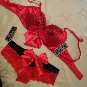 🔴NWT🔴 Sexy red & black bra/panty set!