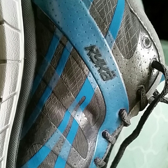 Athletic shos