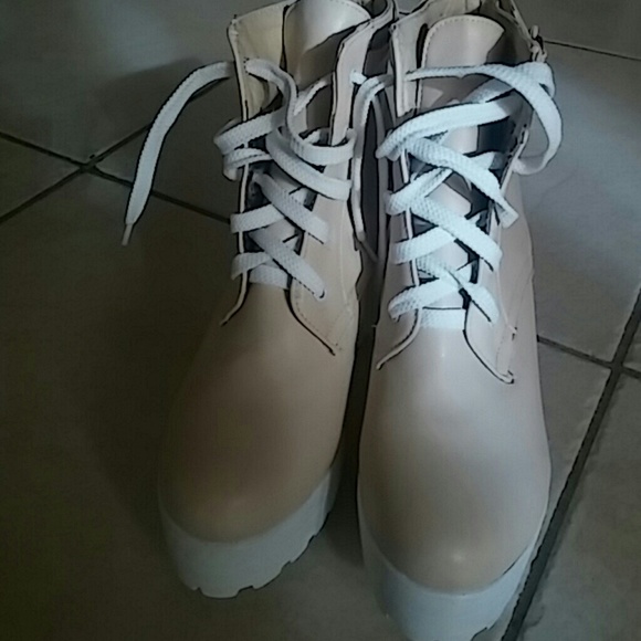 Cream and white color retro boots - Picture 2 of 3