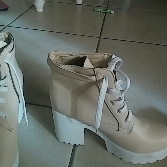 Cream and white color retro boots - Picture 3 of 3