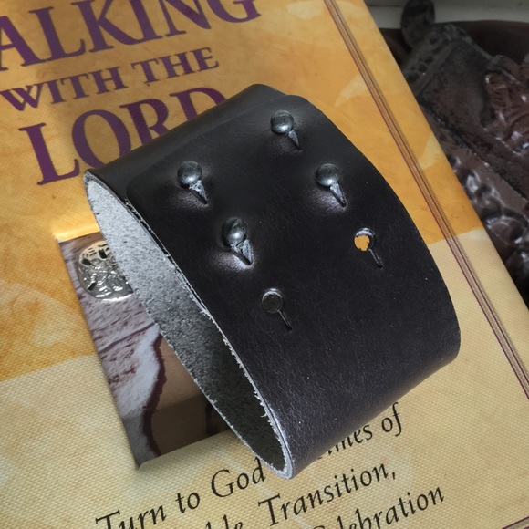🙏🏻✝Custom✝Hammered Cross✝Wide Leather cuff✝🙏🏻 - Picture 3 of 4