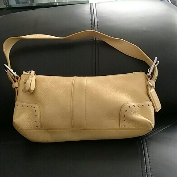 Authentic coach purse .. yellow. Small