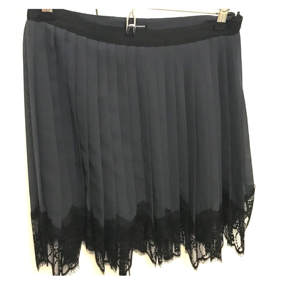 Beautiful navy pleated club Monaco skirt