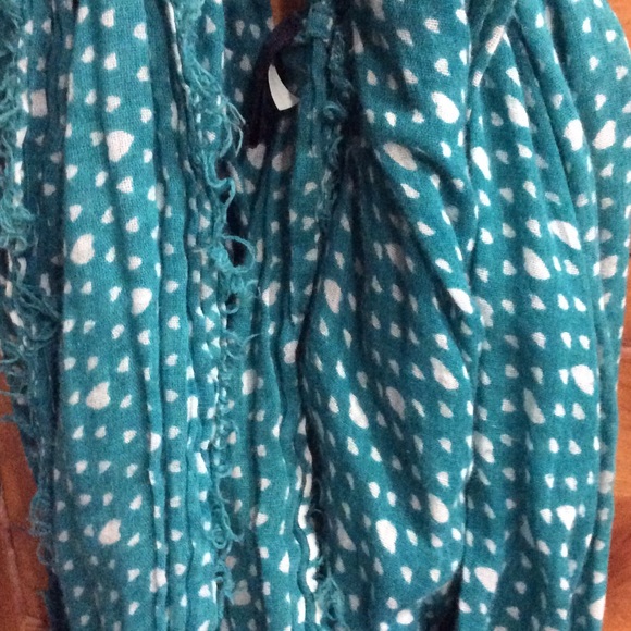 American Eagle Green Infinity Scarf - Picture 2 of 2