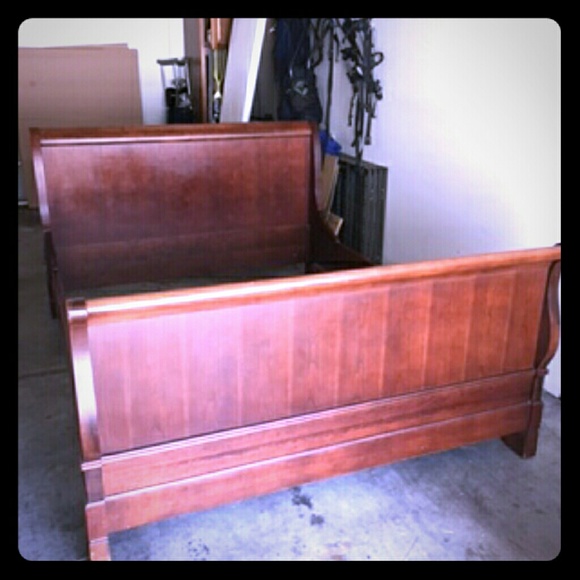Queen size Sleigh bed