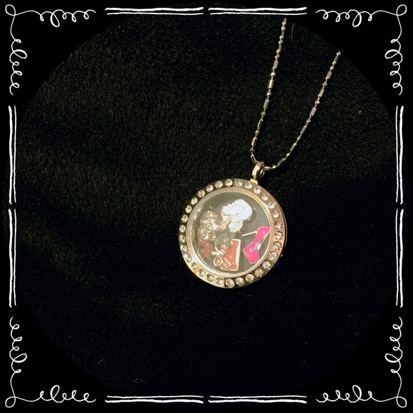 👛Chez Y Posh Special Memory Locket👠