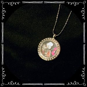 👛Chez Y Posh Special Memory Locket👠