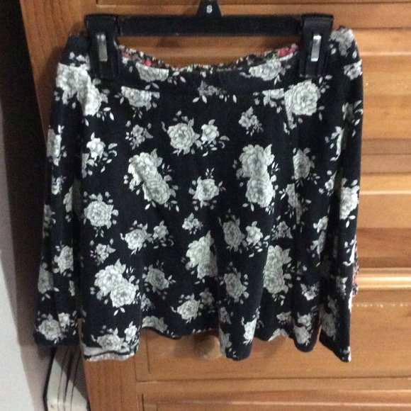 F21 Black with White Roses Skater Skirt - Picture 2 of 2