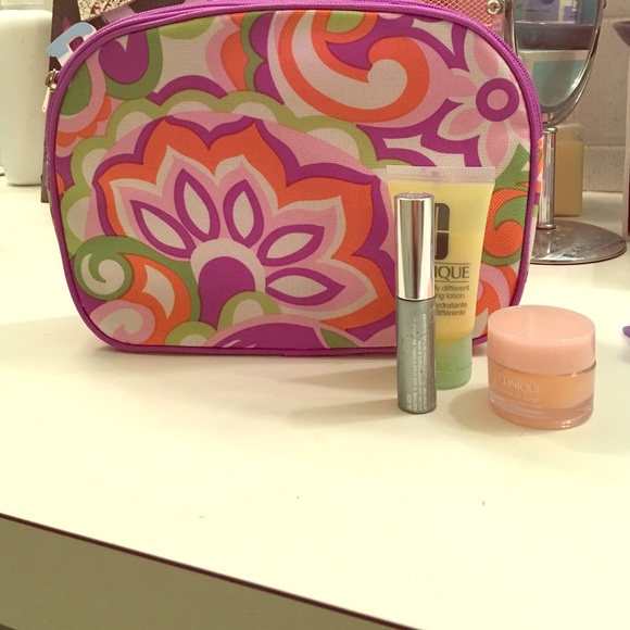 This is a Clinique bundle with mascara and more 😊 - Picture 1 of 4