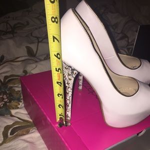 White / Snakeskin Studded Pump 🚫 Trade