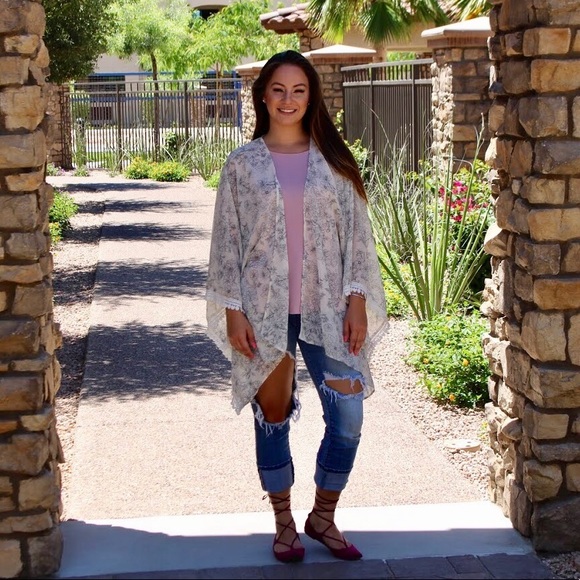 Ivory & Gray Floral Kimono - Picture 2 of 8