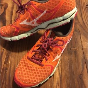 Women's size 8 mizuno wave hitogami