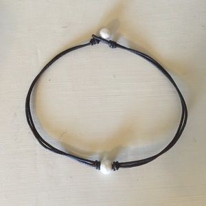 Pearl and leather necklace.
