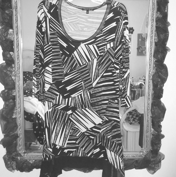 Black and White Geometric Tunic (M)