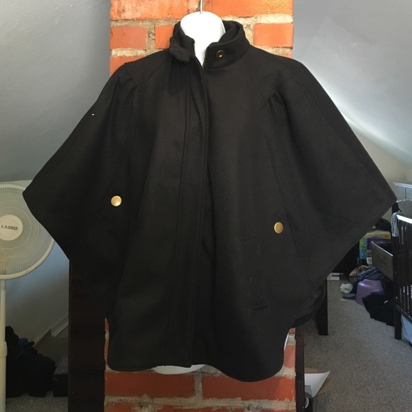 Super cute black cape!