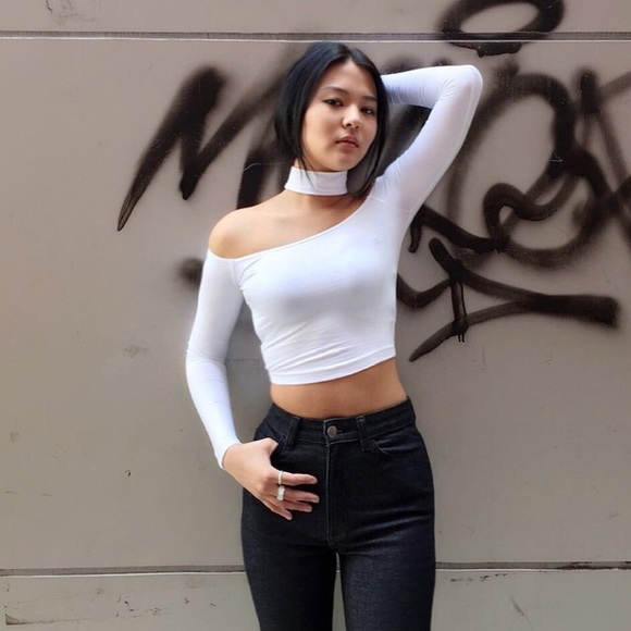 •Cold shoulder cropped choker top• - Picture 2 of 3