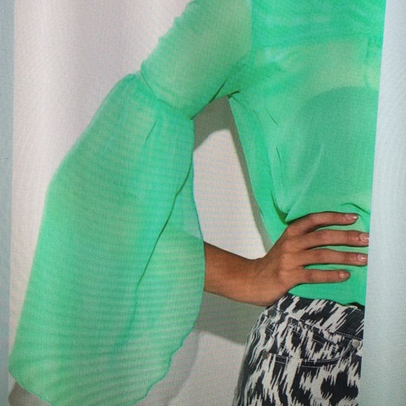 Green chiffon split sleeve top. New to my store - Picture 2 of 2