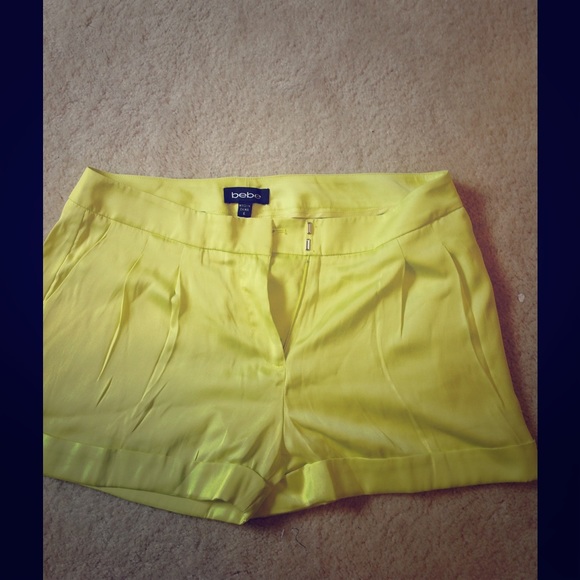 Size 6 BEBE Minnie satin cuff short