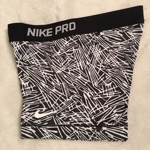 NWOT Nike PRO 3" compression shorts SMALL