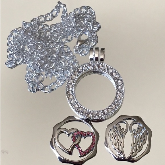 Necklace w interchangeable locket discs
