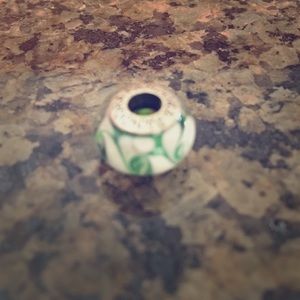 Green and white swirl bead