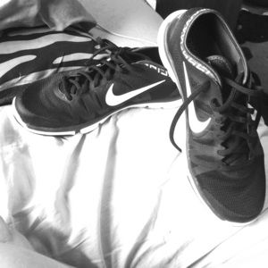 Black & white Nike tennis shoes