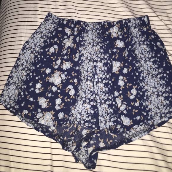 ⚠️Price Drop⚠️Navy blue flowery flow you shorts