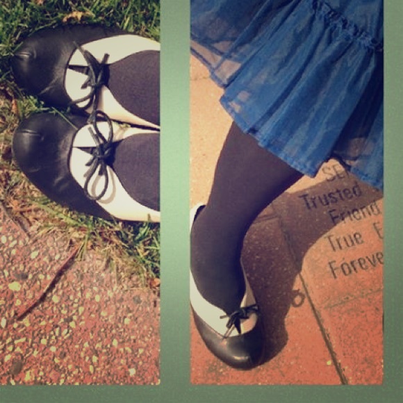 ALL BLACK for Modcloth: 2-tone low heel. ON TREND!