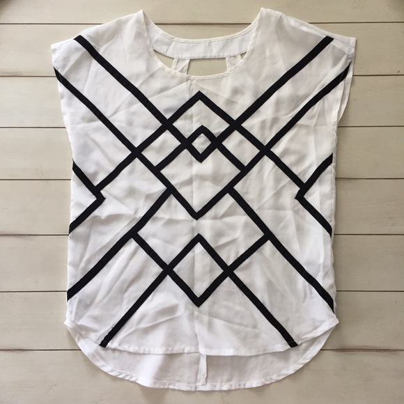 Maurices white with black Geometric Pattern Top