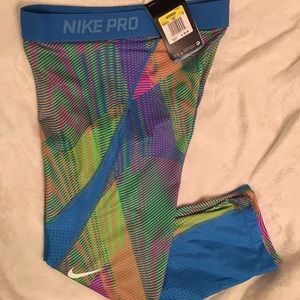 NWT Nike PRO Hypercool Capri SMALL