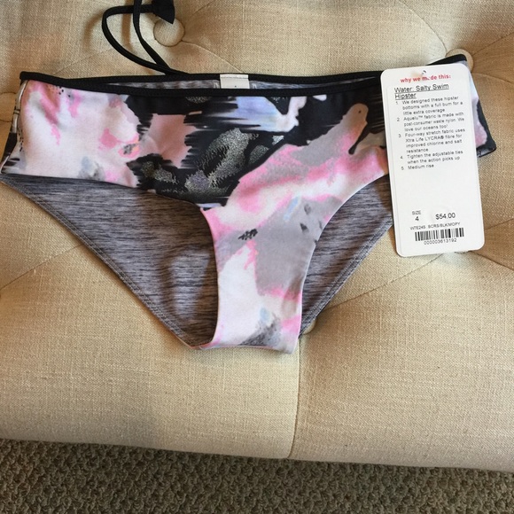 NWT Lululemon hipster sz 4
