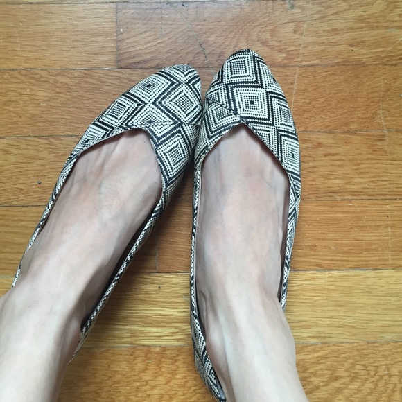 ๐ Unique weaved straw flats in geometric design - Picture 3 of 4