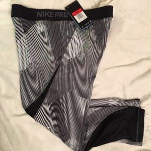 NWT Nike PRO Hypercool Training Capri LARGE