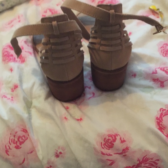 Steve Madden tan sandals - Picture 2 of 3