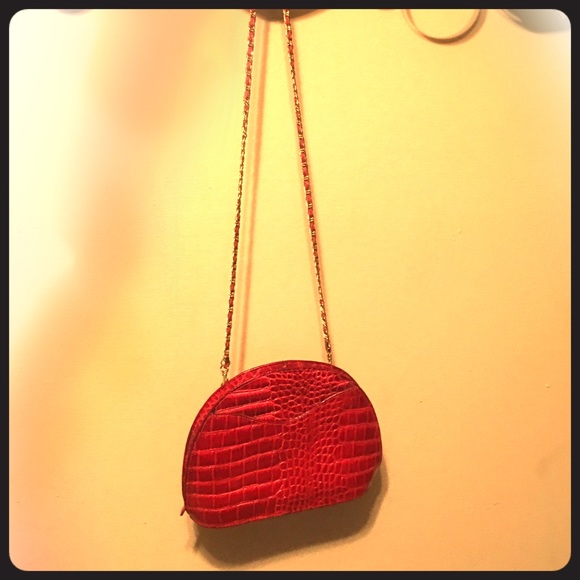 Cute vintage red purse!