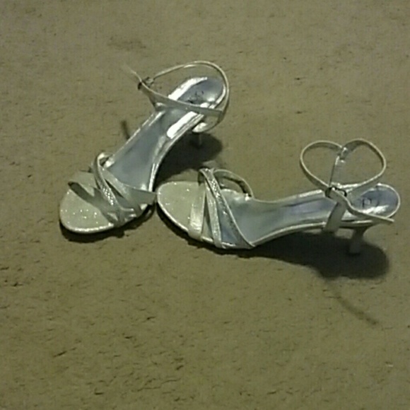 Silver Heels - Picture 2 of 2