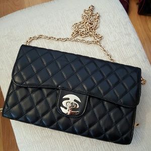 Quilted bag with chain