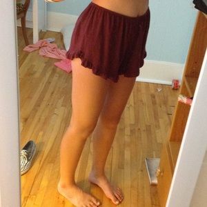 Brandy Melville vodi maroon shorts