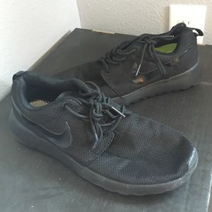 Black Nike Roshe Runs