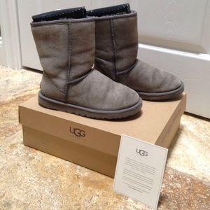 Classic Short UGGs, Gray, Size 7
