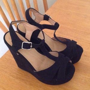 Black wedges