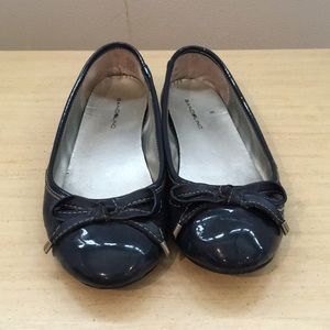 Bandolino navy blue flats with patent tip.
