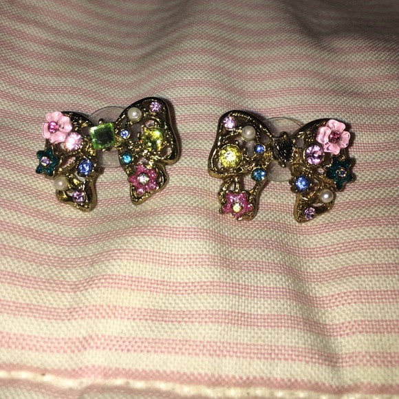 Betsey Johnson bow earrings